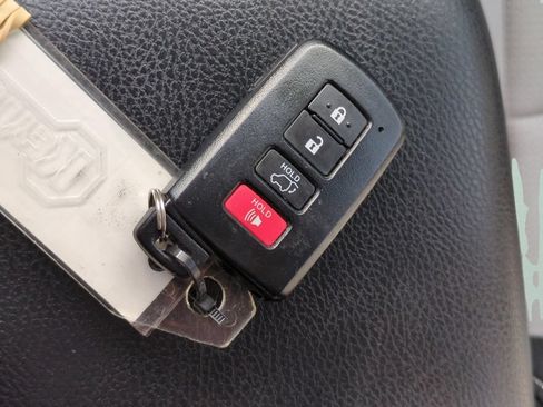 Used 2018 Toyota RAV4 XLE FWD image 23