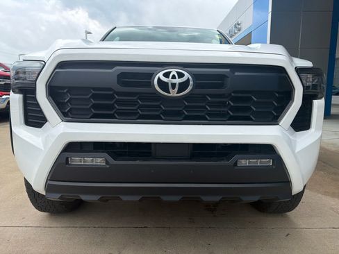 Used 2024 Toyota Tacoma TRD Off-Road AWD/4WD image 10