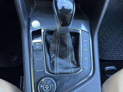 Used 2022 Volkswagen Tiguan SE w/ Panoramic Sunroof Package image 13