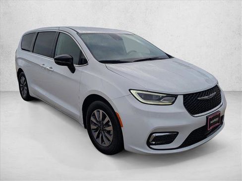 Used 2024 Chrysler Pacifica Select image 3