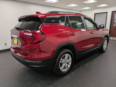 Used 2024 GMC Terrain SLE w/ Driver Convenience Package image 4