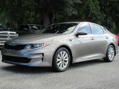 Used 2018 Kia Optima LX w/ 17" Alloy Wheels Package FWD image 3