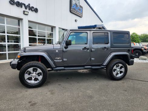 Used 2016 Jeep Wrangler Unlimited Sahara w/ Connectivity Group AWD/4WD image 8
