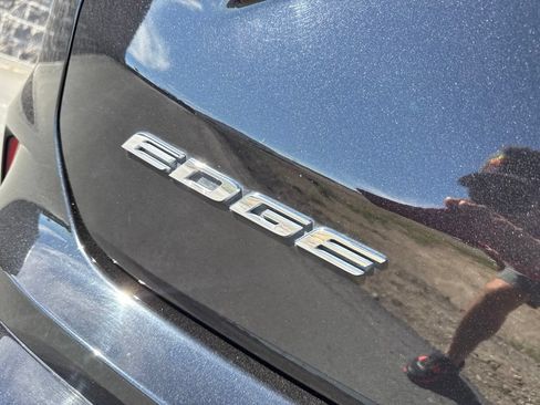 Used 2019 Ford Edge Titanium w/ Equipment Group 301A FWD image 10