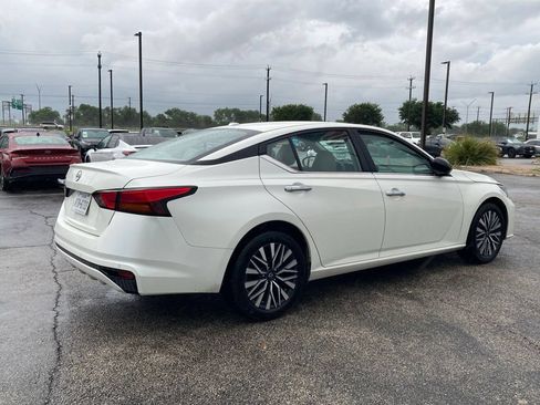 Used 2025 Nissan Altima 2.5 SV FWD image 4