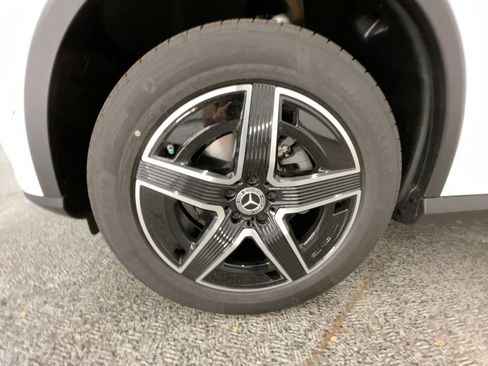 Used 2026 Mercedes-Benz GLC 300 4MATIC image 11