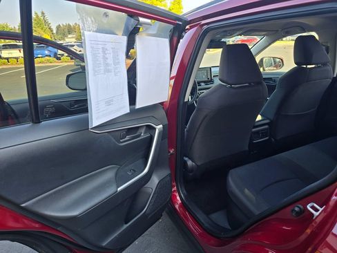 Used 2019 Toyota RAV4 LE AWD/4WD image 9