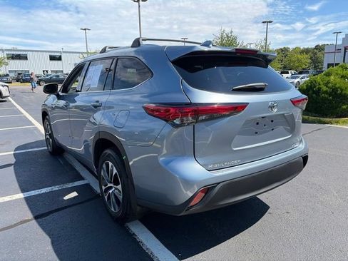 Used 2022 Toyota Highlander XLE AWD/4WD image 3