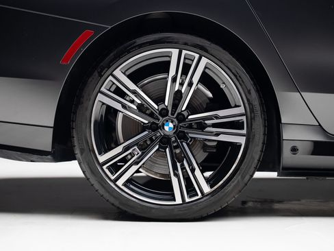 Used 2023 BMW i7 xDrive60 AWD/4WD image 36
