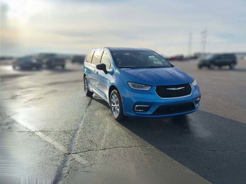 New 2026 Chrysler Pacifica Limited image 17