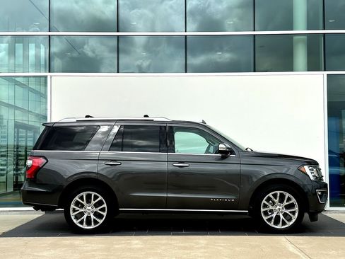 Used 2019 Ford Expedition Platinum RWD image 3