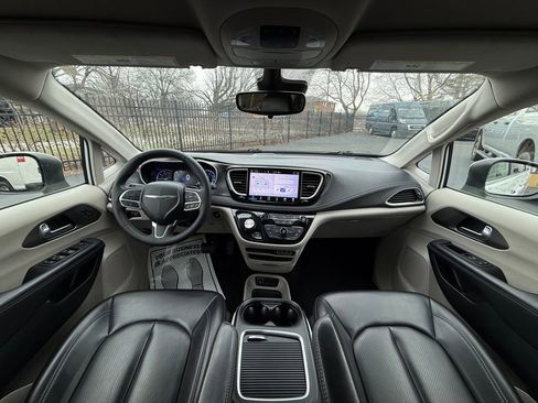 Used 2023 Chrysler Pacifica Touring-L image 11