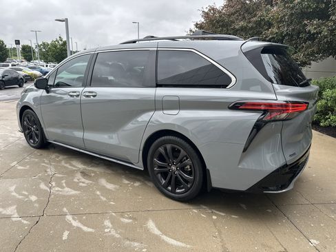 Used 2024 Toyota Sienna XSE w/ XSE Plus Package FWD image 7