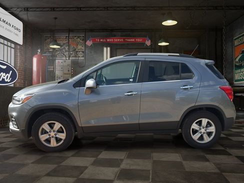 Used 2020 Chevrolet Trax LT w/ LT Convenience Package AWD/4WD image 3