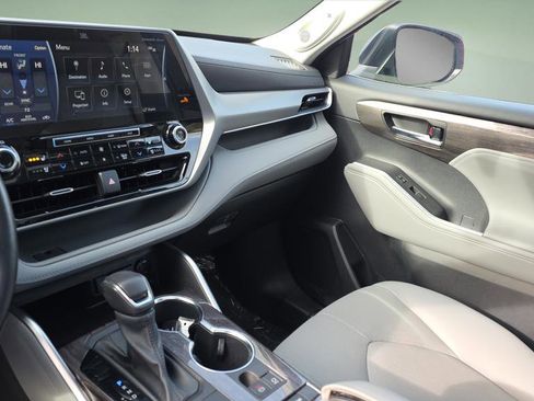 Used 2021 Toyota Highlander Platinum image 25