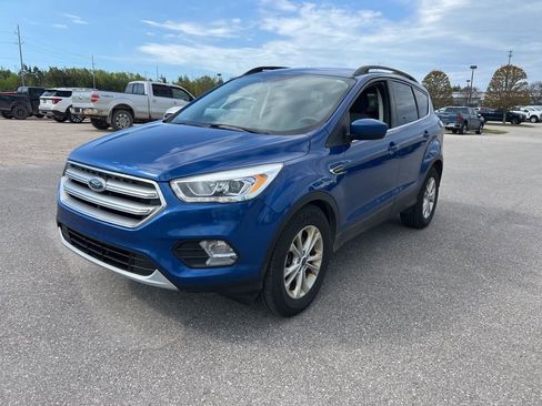 Used 2017 Ford Escape SE w/ Equipment Group 201A AWD/4WD image 2