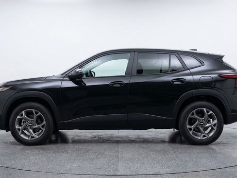 Used 2025 Chevrolet Trax LT FWD image 5