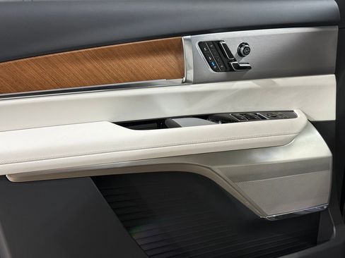 New 2026 Cadillac Vistiq Sport image 12