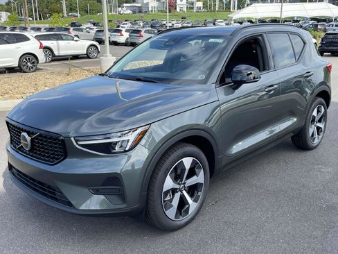 New 2026 Volvo XC40 B4 Core w/ Climate Package image 3