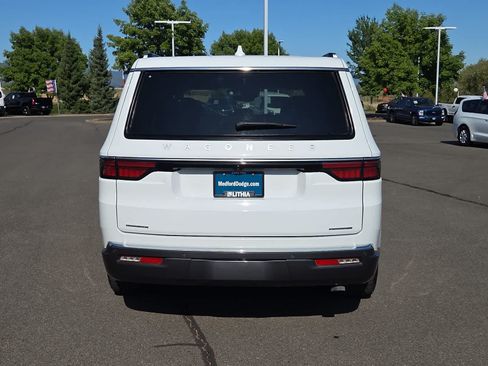 Used 2022 Jeep Wagoneer Series III AWD/4WD image 13
