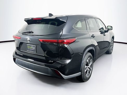 Used 2022 Toyota Highlander XLE FWD image 9