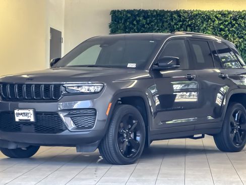 Used 2023 Jeep Grand Cherokee Altitude AWD/4WD image 8