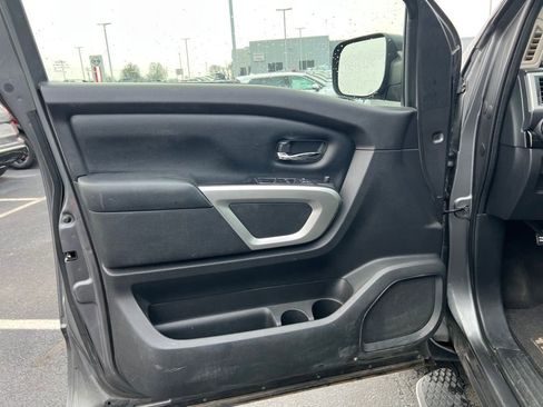 Used 2017 Nissan Titan SV image 14