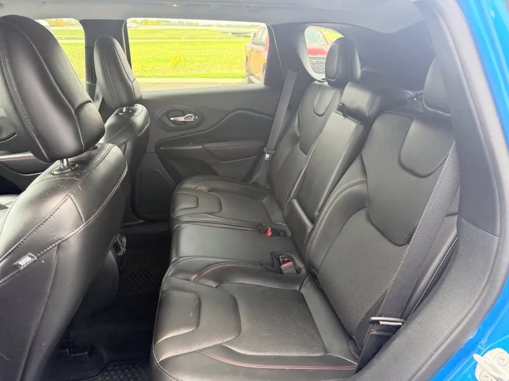 Used 2020 Jeep Cherokee Trailhawk AWD/4WD image 16