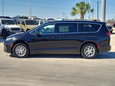 New 2026 Chrysler Pacifica Select FWD image 11