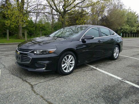 Used 2017 Chevrolet Malibu LT w/ Leather Package FWD image 7