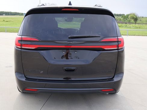 Used 2025 Chrysler Pacifica Limited FWD image 7