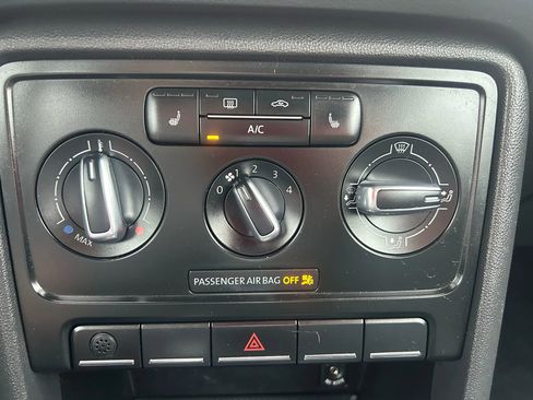 Used 2013 Volkswagen Beetle 2.5 image 6