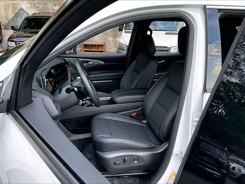Used 2026 Chevrolet Traverse LT w/ Driver Confidence Package FWD image 8