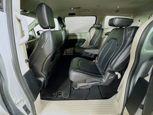 Used 2024 Chrysler Pacifica Touring-L FWD image 27