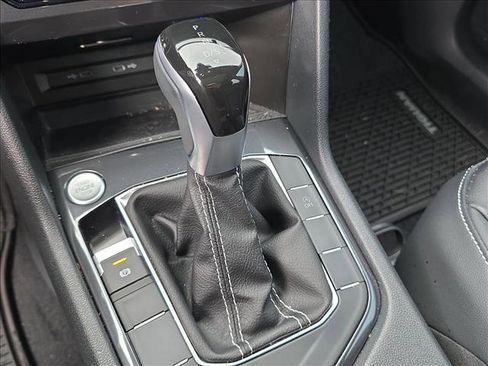 Used 2024 Volkswagen Tiguan SE w/ Panoramic Sunroof Package image 14