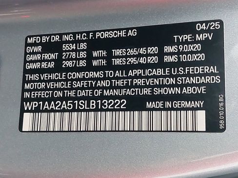 Certified 2025 Porsche Macan image 38