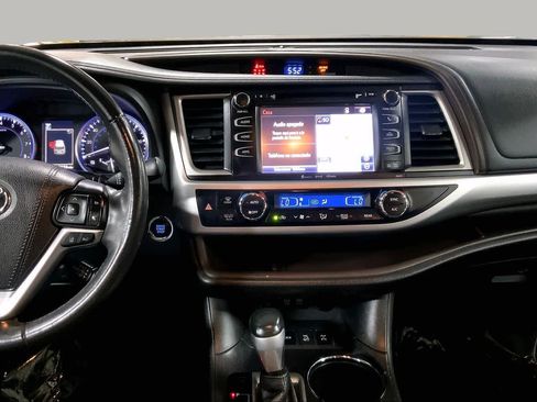 Used 2018 Toyota Highlander XLE AWD/4WD image 7