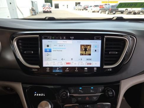 Used 2023 Chrysler Pacifica Touring-L FWD image 53