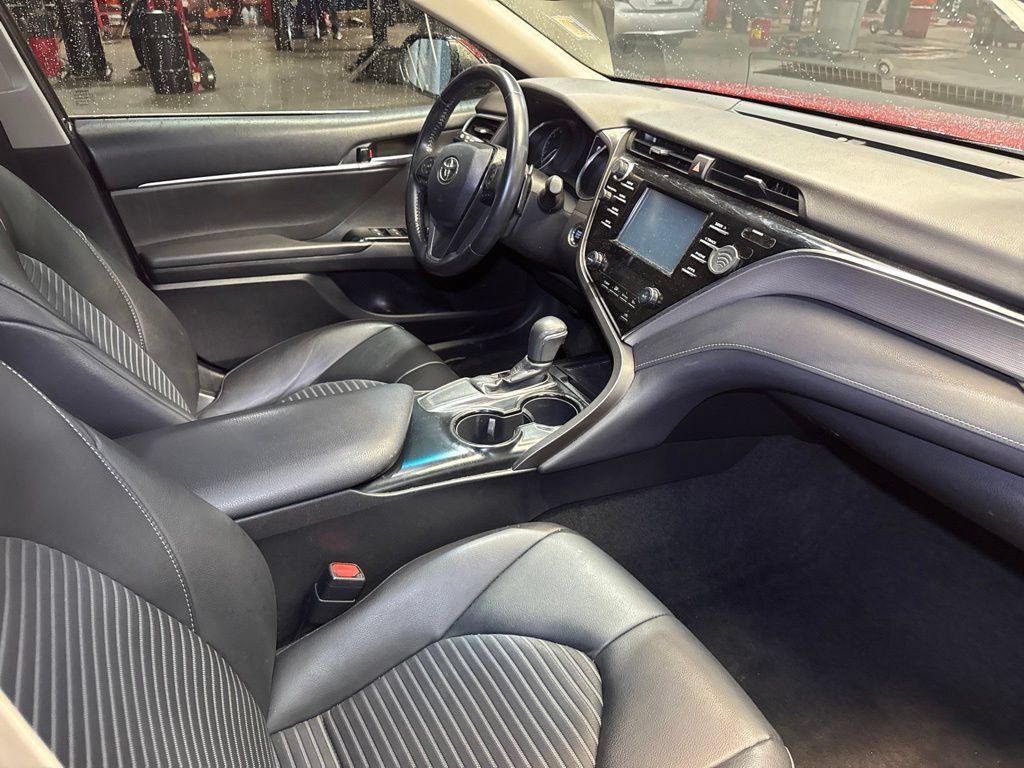Used 2018 Toyota Camry SE w/ Moonroof Package FWD image 16