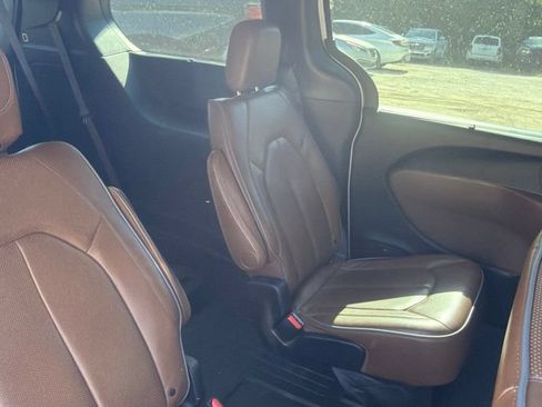 Certified 2019 Chrysler Pacifica Limited FWD image 4