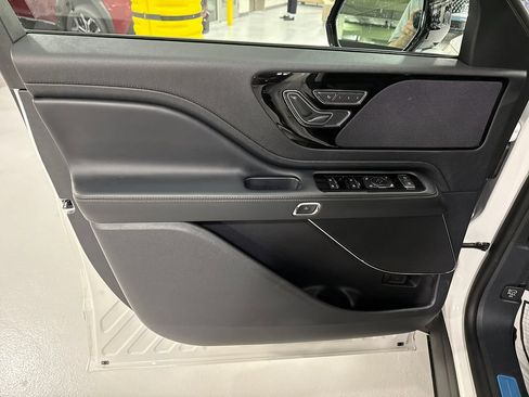 Used 2026 Lincoln Aviator AWD w/ Jet Appearance Package image 9