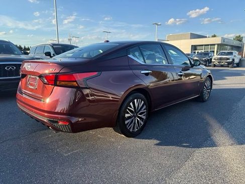 Used 2024 Nissan Altima 2.5 SV w/ SV Premium Package FWD image 9