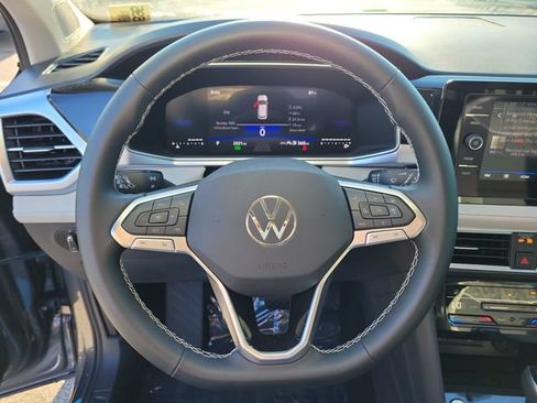 Certified 2025 Volkswagen Taos SE FWD image 18
