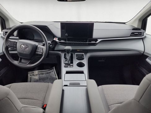 Used 2025 Toyota Sienna LE image 10