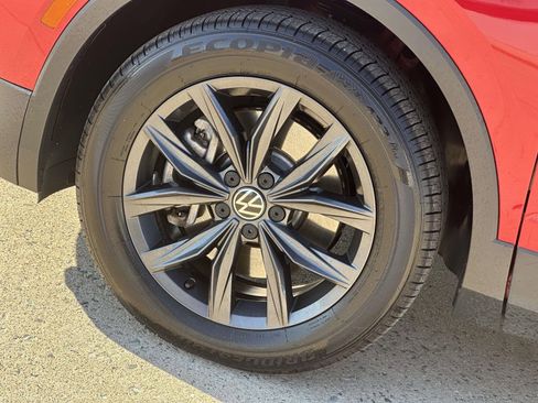 Certified 2022 Volkswagen Tiguan SE w/ Panoramic Sunroof Package image 7