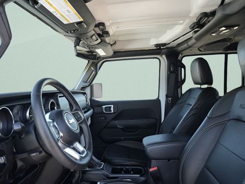 Used 2023 Jeep Wrangler Unlimited Sahara w/ Cold Weather Group AWD/4WD image 26