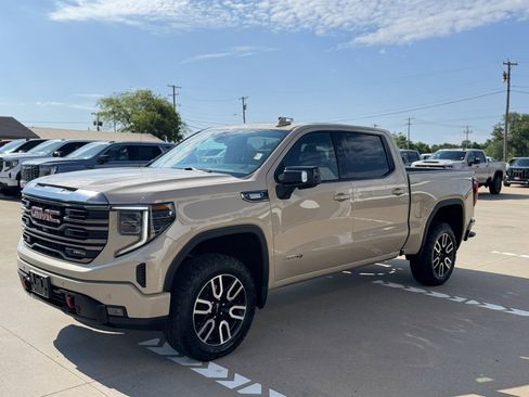 Used 2023 GMC Sierra 1500 AT4 w/ AT4 Preferred Package AWD/4WD image 2