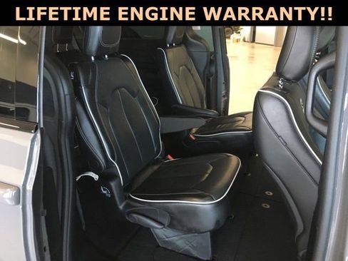 Certified 2025 Chrysler Pacifica Limited FWD image 32