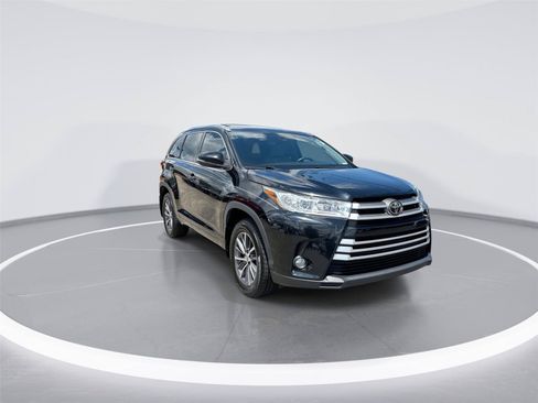 Used 2018 Toyota Highlander XLE AWD/4WD image 2