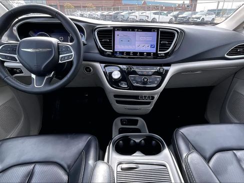 Used 2023 Chrysler Pacifica Touring-L image 10